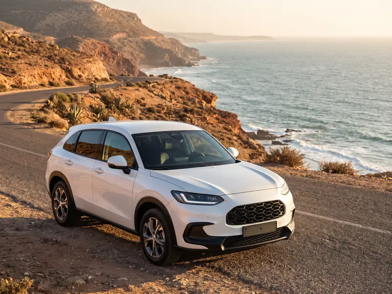 Voiture de location sur une route côtière au Maroc